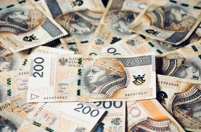Banknoty 200 złotych - koszt sprzedaży nieruchomości